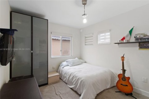 House in Doral, Florida 4 bedrooms, 175.21 sq.m. № 1972054 - photo 17