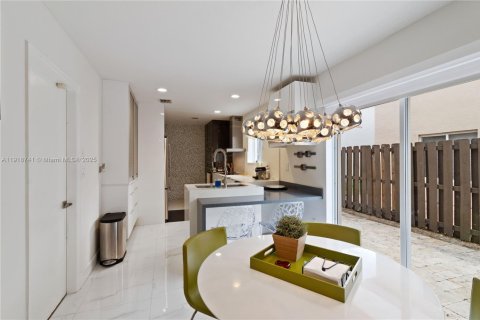 House in Doral, Florida 4 bedrooms, 175.21 sq.m. № 1972054 - photo 11