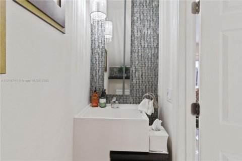 House in Doral, Florida 4 bedrooms, 175.21 sq.m. № 1972054 - photo 8