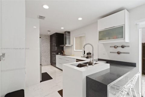 House in Doral, Florida 4 bedrooms, 175.21 sq.m. № 1972054 - photo 9