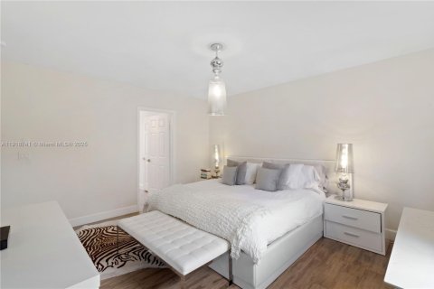 House in Doral, Florida 4 bedrooms, 175.21 sq.m. № 1972054 - photo 13