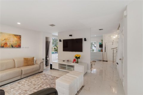 House in Doral, Florida 4 bedrooms, 175.21 sq.m. № 1972054 - photo 7