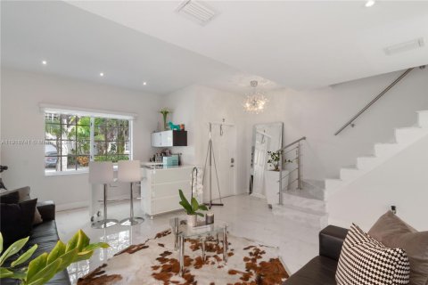 House in Doral, Florida 4 bedrooms, 175.21 sq.m. № 1972054 - photo 5