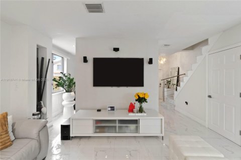 House in Doral, Florida 4 bedrooms, 175.21 sq.m. № 1972054 - photo 6