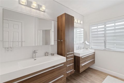 House in Doral, Florida 4 bedrooms, 175.21 sq.m. № 1972054 - photo 14