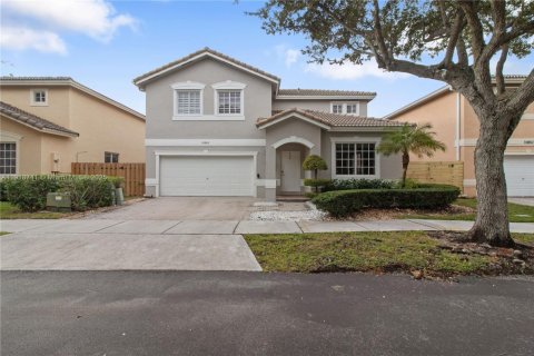 House in Doral, Florida 4 bedrooms, 175.21 sq.m. № 1972054 - photo 2