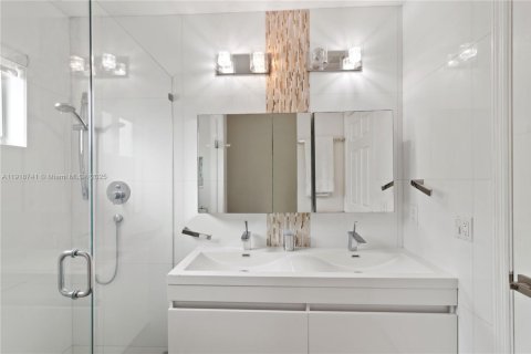 House in Doral, Florida 4 bedrooms, 175.21 sq.m. № 1972054 - photo 15