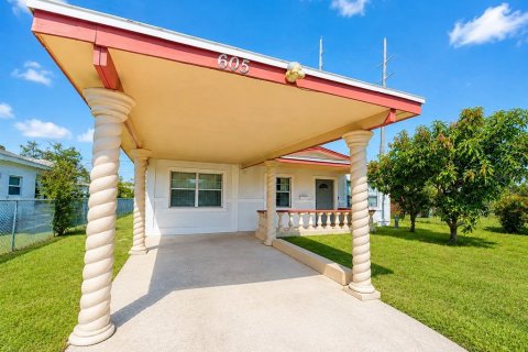 House in Lake Wales, Florida 2 bedrooms, 92.9 sq.m. № 2339215