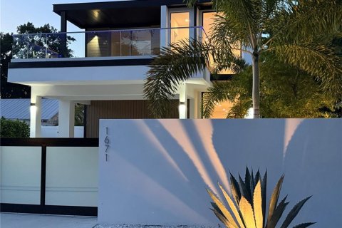 House in Sarasota, Florida 5 bedrooms, 331.1 sq.m. № 2310123