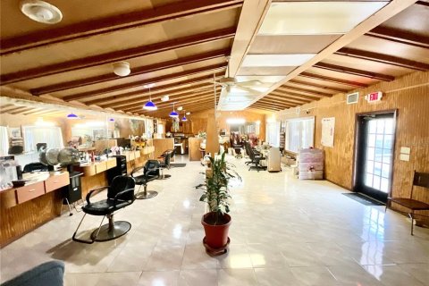Propiedad comercial en alquiler en New Port Richey, Florida, 123.1 m2 № 1550081 - foto 2