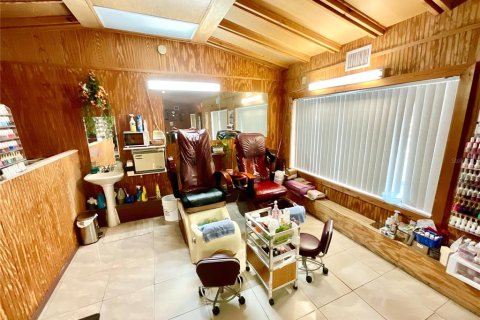 Propiedad comercial en alquiler en New Port Richey, Florida, 123.1 m2 № 1550081 - foto 9