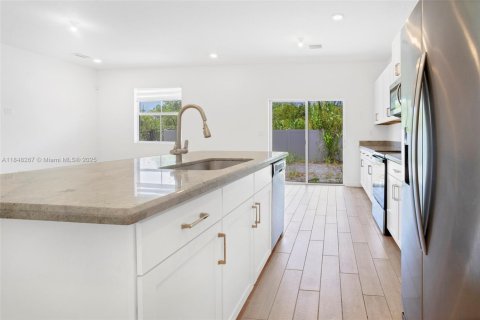 Casa en venta en Homestead, Florida, 4 dormitorios, 163.23 m2 № 1936275 - foto 11
