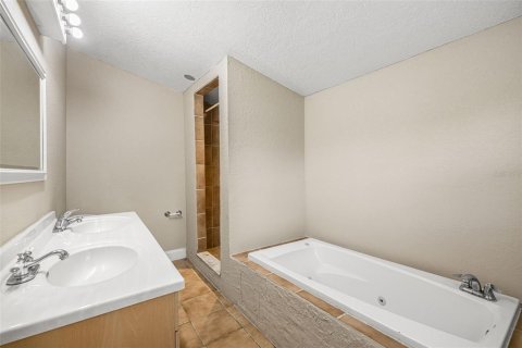 House in Tampa, Florida 4 bedrooms, 220.92 sq.m. № 2113324 - photo 20