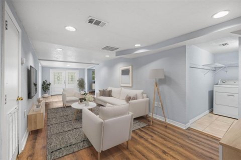House in Tampa, Florida 4 bedrooms, 220.92 sq.m. № 2113324 - photo 8