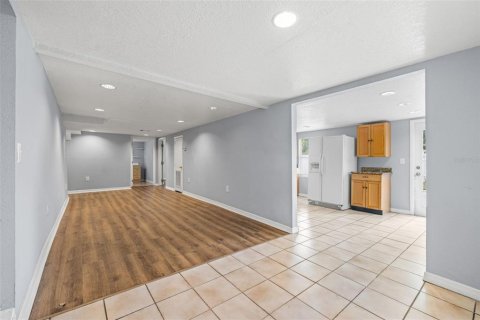 House in Tampa, Florida 4 bedrooms, 220.92 sq.m. № 2113324 - photo 13