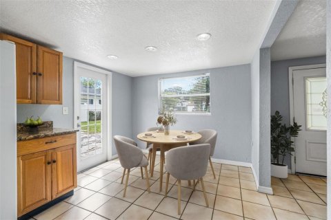 House in Tampa, Florida 4 bedrooms, 220.92 sq.m. № 2113324 - photo 14