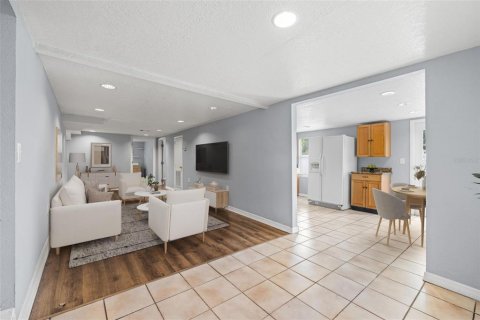 House in Tampa, Florida 4 bedrooms, 220.92 sq.m. № 2113324 - photo 7