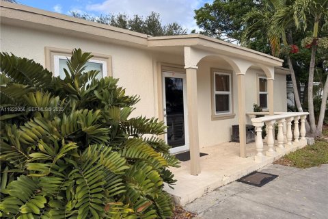 Villa ou maison à louer à Pompano Beach, Floride: 3 chambres, 112.13 m2 № 1976786 - photo 1