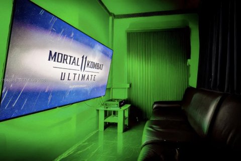 Commercial property in Sunny Isles Beach, Florida № 2027797 - photo 4