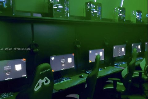 Commercial property in Sunny Isles Beach, Florida № 2027797 - photo 3