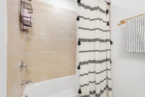 Townhouse in Sarasota, Florida 3 bedrooms, 164.99 sq.m. № 2210592 - photo 25