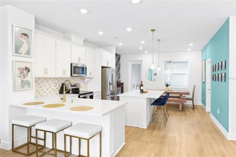 Townhouse in Sarasota, Florida 3 bedrooms, 164.99 sq.m. № 2210592 - photo 4