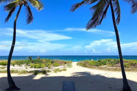 Copropriété à vendre à Lauderdale-by-the-Sea, Floride: 2 chambres, 107.77 m2 № 1874744 - photo 1