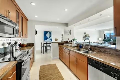 Condo in Key Biscayne, Florida, 4 bedrooms  № 1959307 - photo 14