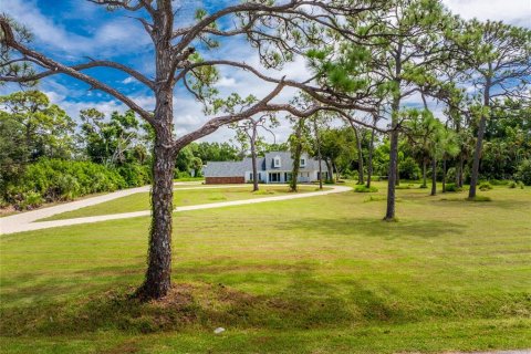 House in Englewood, Florida 4 bedrooms, 219.9 sq.m. № 1906238 - photo 2