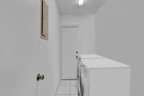 Condo in Miami, Florida, 3 bedrooms  № 2246337 - photo 16