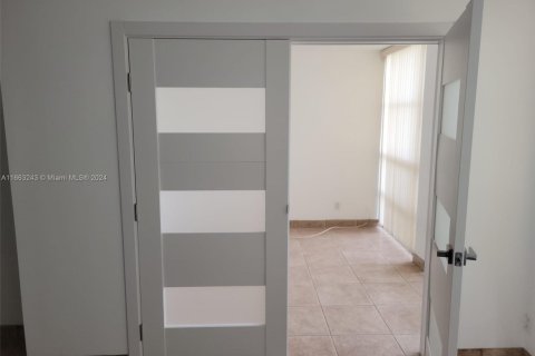 Copropriété à louer à Hallandale Beach, Floride: 2 chambres, 102.19 m2 № 1864325 - photo 12