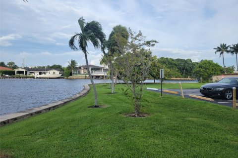 Copropriété à louer à Hallandale Beach, Floride: 2 chambres, 102.19 m2 № 1864325 - photo 18