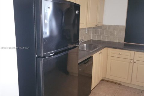 Copropriété à louer à Hallandale Beach, Floride: 2 chambres, 102.19 m2 № 1864325 - photo 7
