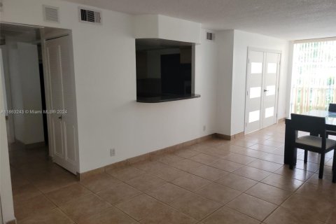 Copropriété à louer à Hallandale Beach, Floride: 2 chambres, 102.19 m2 № 1864325 - photo 1