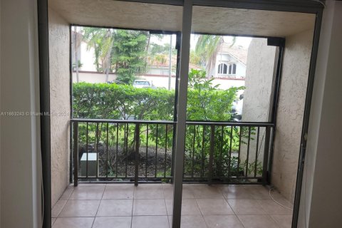 Copropriété à louer à Hallandale Beach, Floride: 2 chambres, 102.19 m2 № 1864325 - photo 5
