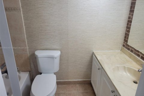 Copropriété à louer à Hallandale Beach, Floride: 2 chambres, 102.19 m2 № 1864325 - photo 16