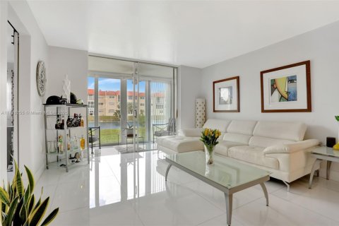 Condo in Sunrise, Florida, 2 bedrooms  № 1701933 - photo 6