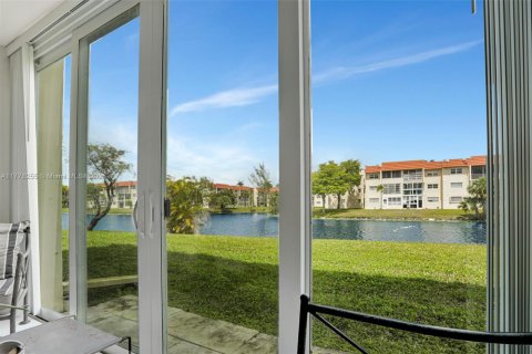 Condo in Sunrise, Florida, 2 bedrooms  № 1701933 - photo 16