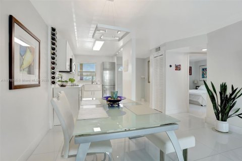 Condo in Sunrise, Florida, 2 bedrooms  № 1701933 - photo 13