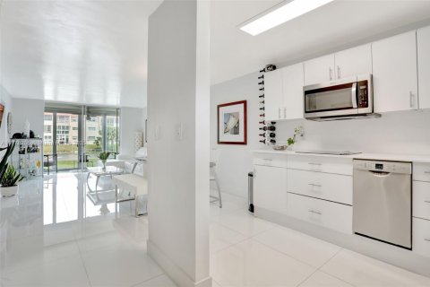Condo in Sunrise, Florida, 2 bedrooms  № 1701933 - photo 8