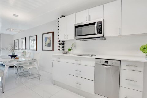Condo in Sunrise, Florida, 2 bedrooms  № 1701933 - photo 11
