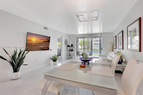Condo in Sunrise, Florida, 2 bedrooms  № 1701933 - photo 4