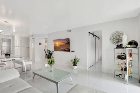 Condo in Sunrise, Florida, 2 bedrooms  № 1701933 - photo 19