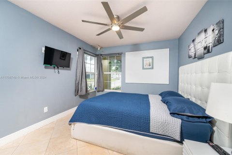 House in Cutler Bay, Florida 4 bedrooms, 181.35 sq.m. № 1864885 - photo 25