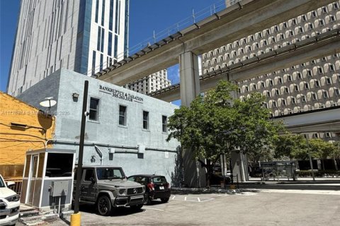 Commercial property in Miami, Florida № 2193811