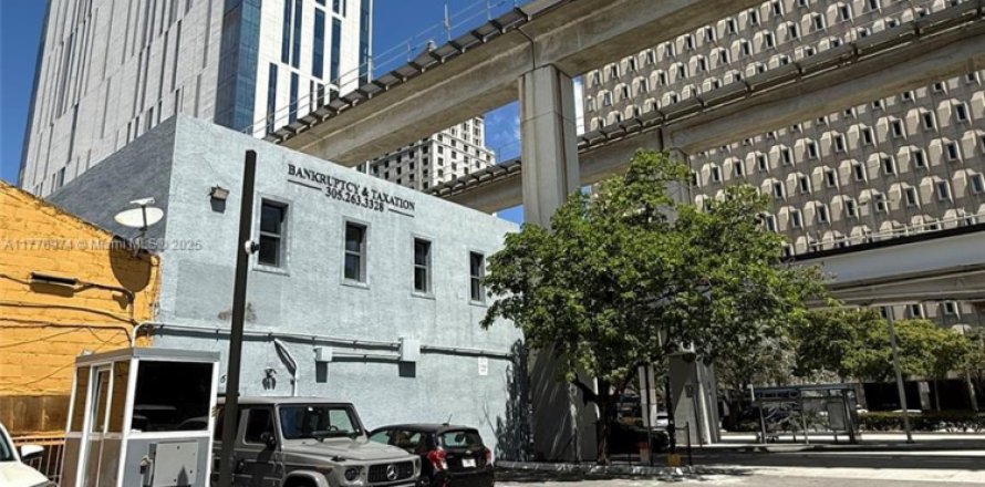 Commercial property in Miami, Florida № 2193811