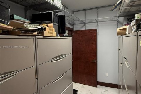 Commercial property in Miami, Florida № 2193811 - photo 17