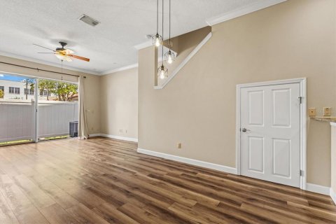 Townhouse in Tampa, Florida 2 bedrooms, 146.14 sq.m. № 2302361 - photo 14