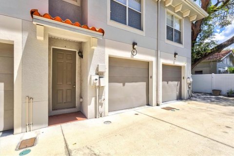 Townhouse in Tampa, Florida 2 bedrooms, 146.14 sq.m. № 2302361 - photo 6