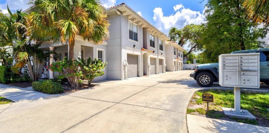 Townhouse in Tampa, Florida 2 bedrooms, 146.14 sq.m. № 2302361